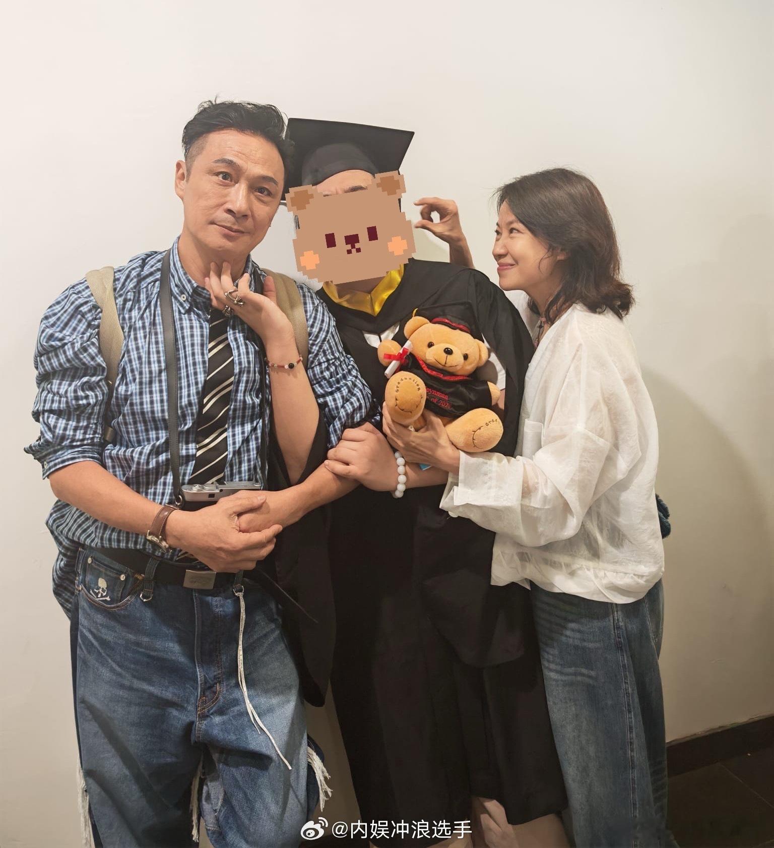 费曼晒高中毕业照费曼自曝被同学霸凌 费曼晒高中毕业照，吴镇宇夫妇现身儿子毕业典礼