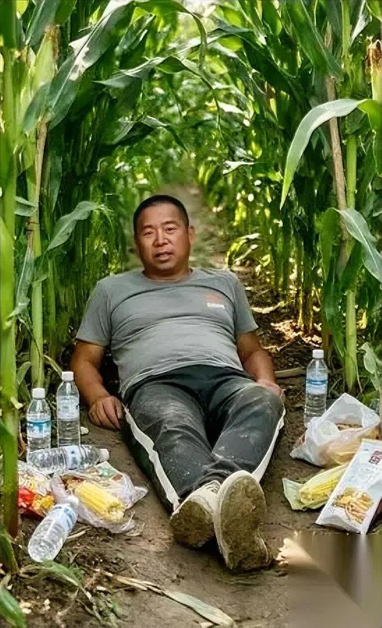 西平夏付钢

今年51岁

把多少中年人看得后背发凉。

离婚快十年，子女跟他不