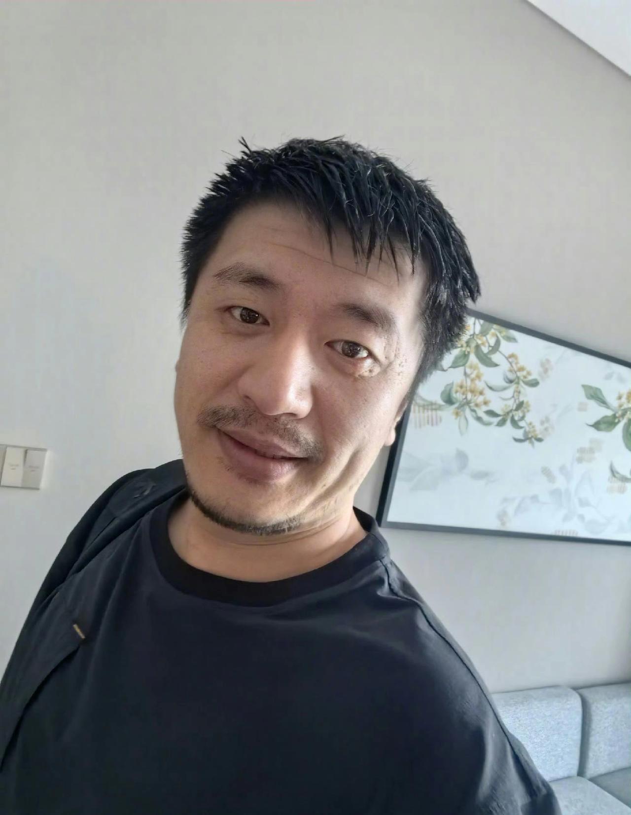 天呐，张雪峰被传人没了，现在热搜上爆料说他在苏州跑步时突发意外，送医抢救，然后心