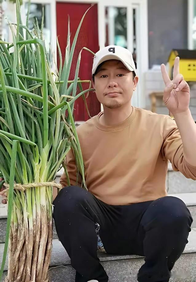 张颂文在北京的四合院挖大葱，养花草，人生提前退休了。大器晚成，赢得观众好评。