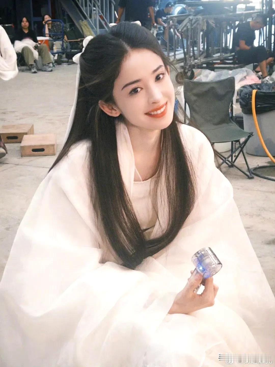 这不是小龙女吗？白衣裹身，犹在烟中雾里，美若天仙！
当初要是让她顶替陈妍希来演小