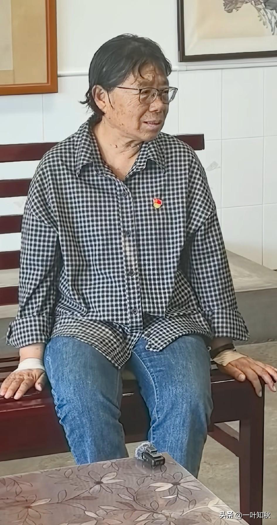 又是一年高考季
69岁的张桂梅老师看上去比以往更为憔悴。她的双手贴着膏药，人也消