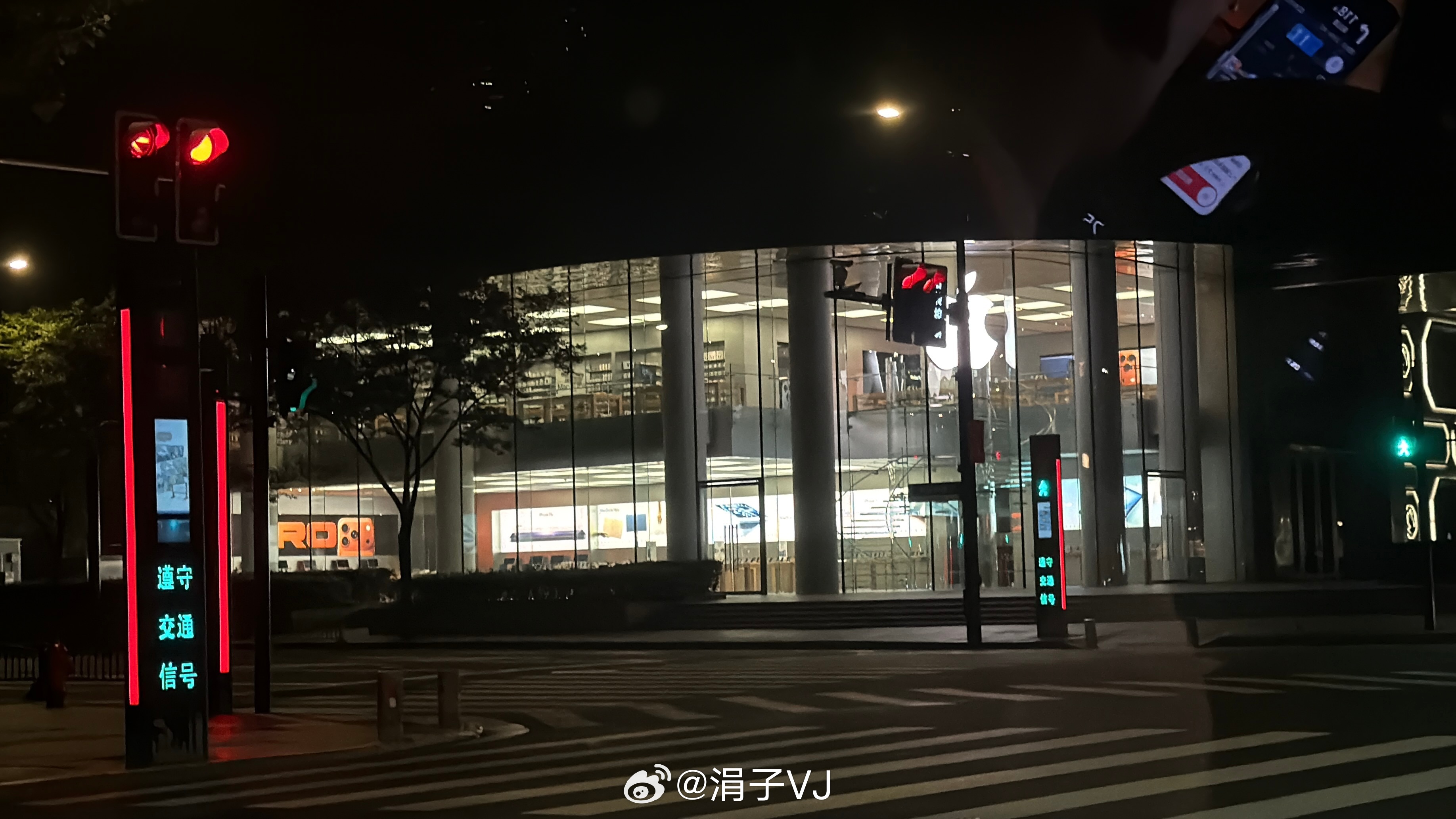 风尘仆仆夜机从青海飞上海，来看法拉利luce，四门五座、果味十足的法拉利值得！你