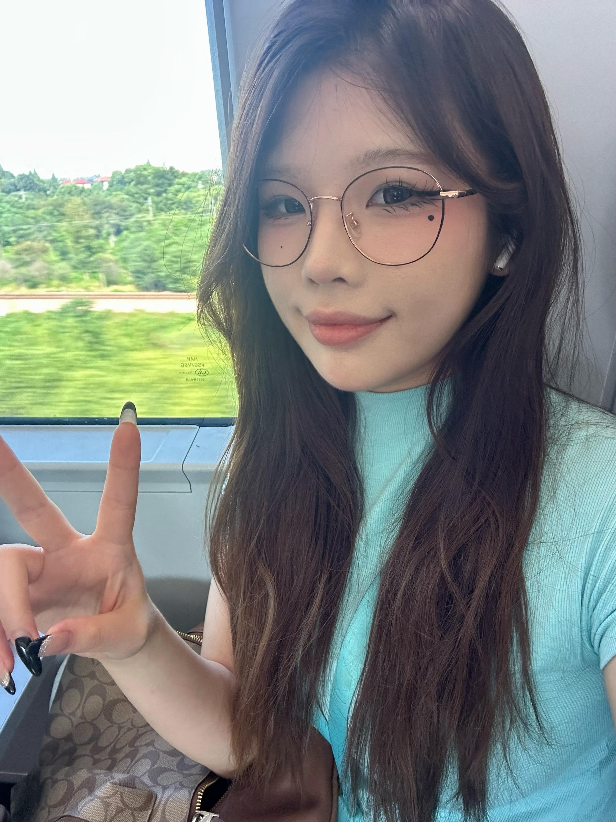 现在想来能坚持化妆真不是工作不饱和 而是此女太能吃苦  大家圣诞快乐～