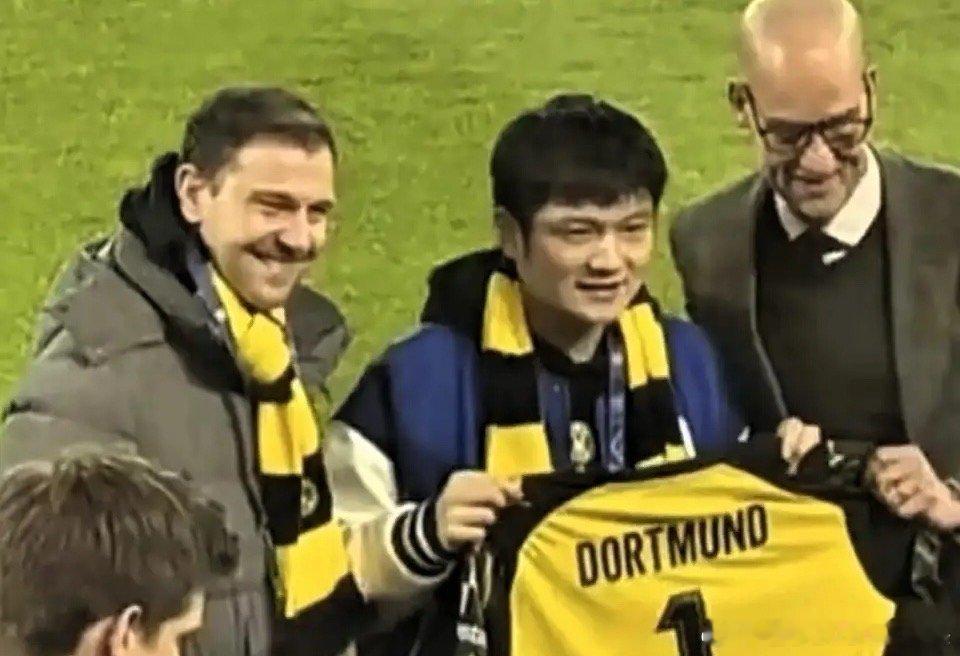 樊振东情绪低落！2026年1月29日，多特蒙德以0-2不敌国际米兰，樊振东与波尔