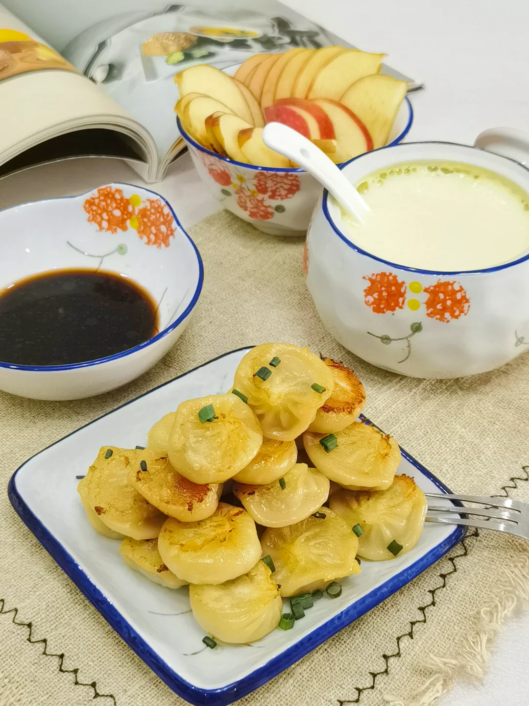 🥟早餐，一口生煎，一口奶香玉米汁～～