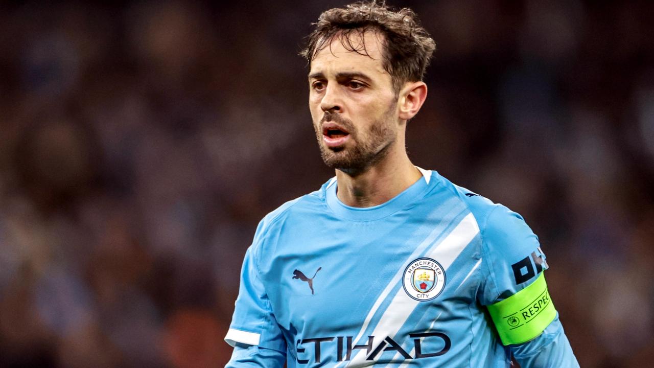 B席在曼城官方播客中表示：我真的很爱这家俱乐部，但生活的另一面就不一样了。
目前