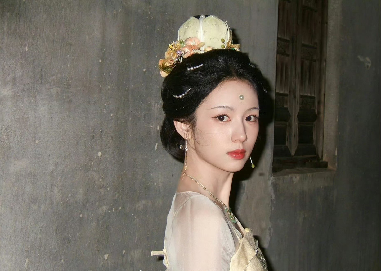 周也《一瓯春》谢清圆剧组花絮图，这身装扮好古韵的美！ ​​​
