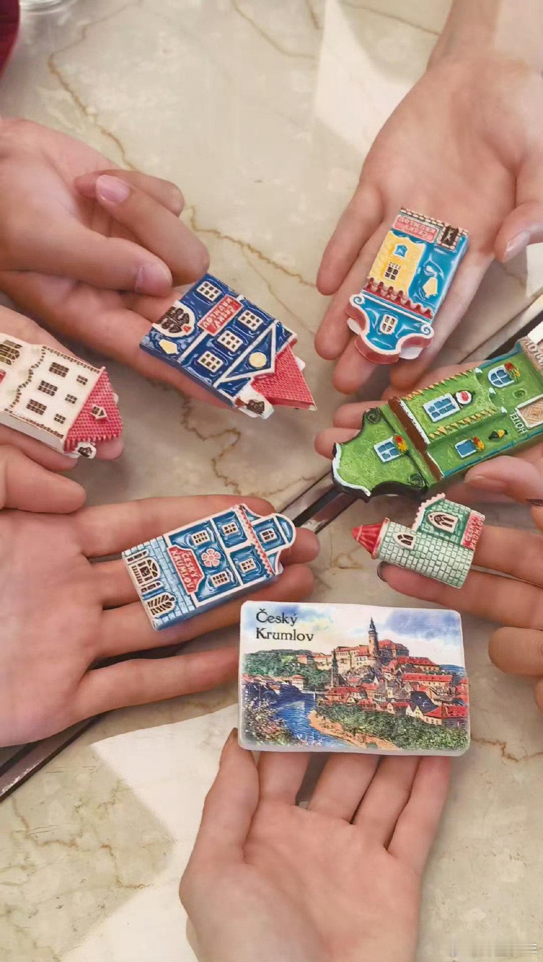 张晚意让看图猜手  张晚意让看图猜手，你知道她的手在哪吗？？ ​​​