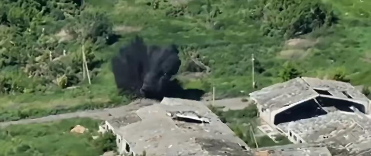 乌克兰空军战机向俄军据点投掷美制GBU-39/B小直径炸弹（SDB），但是两枚全