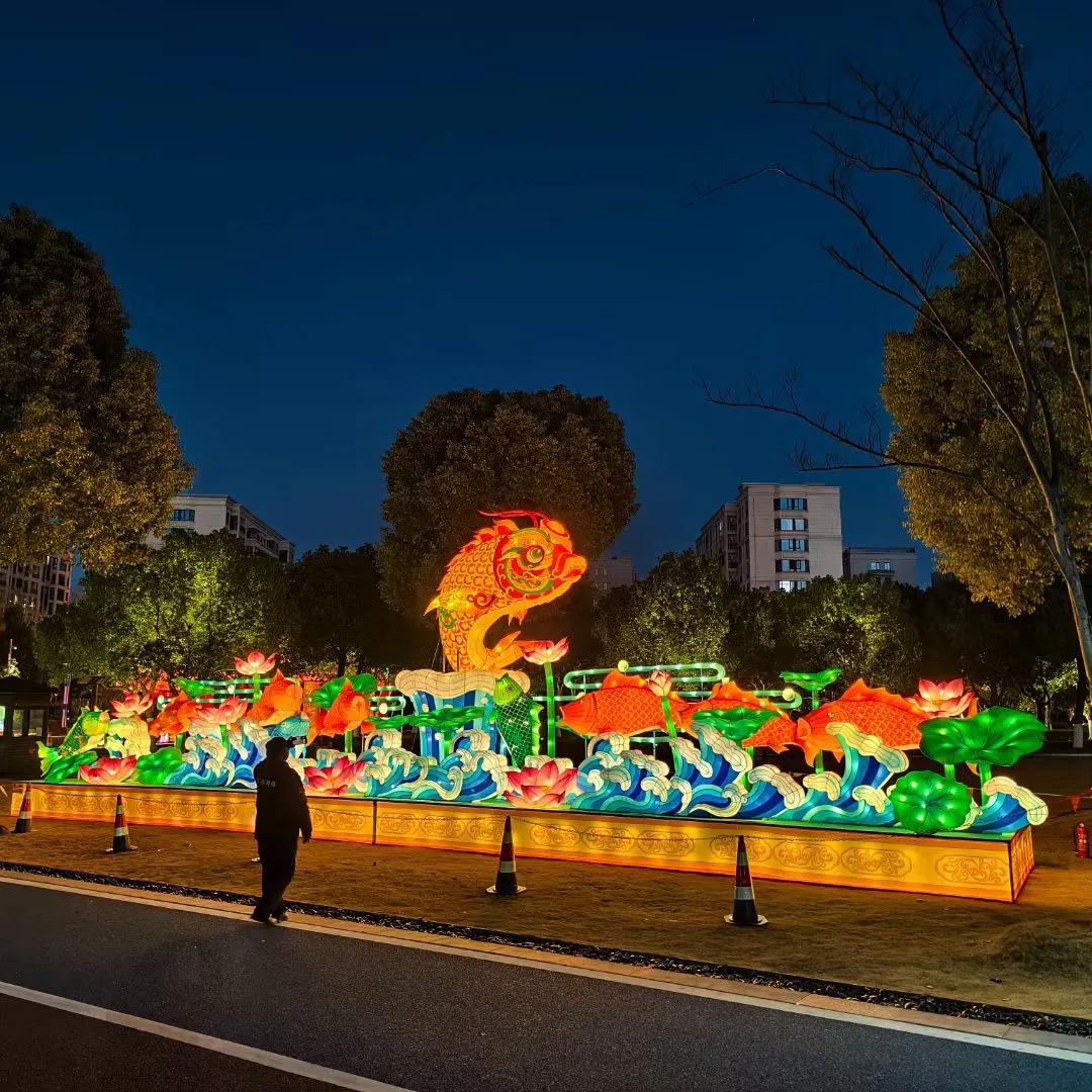 湖海塘畔，花灯点亮的冬日诗章

在城市的一隅，金华湖海塘宛如一颗遗落人间的明珠，