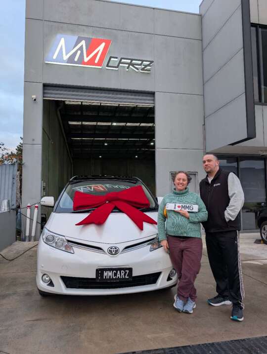 恭喜这对可爱的夫妇顺利提走他们的新座驾