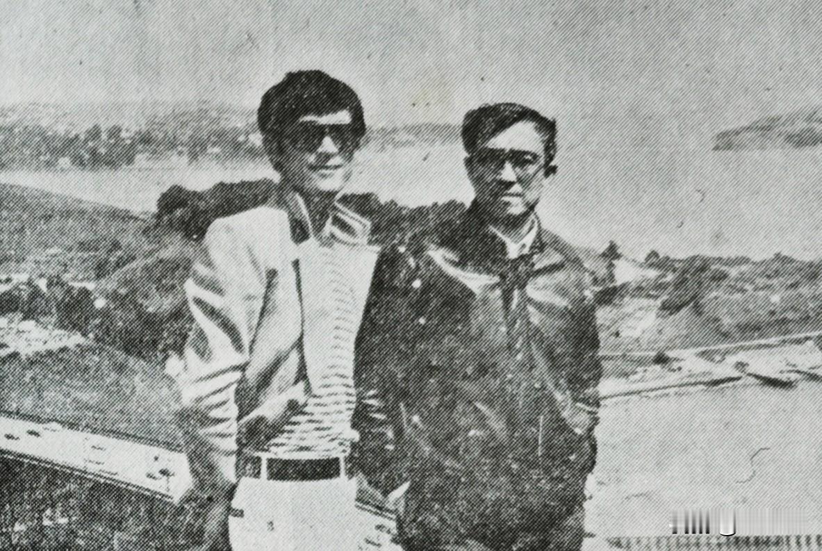 图一 谢晋和儿子谢衍，我差点以为是跟李小龙合影
图二 李小龙，是不是很像？