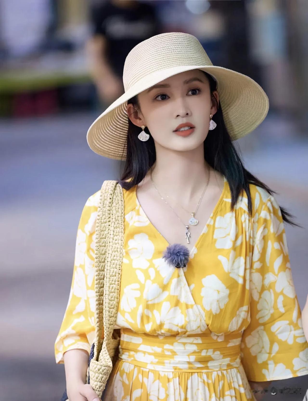 李沁出道这么多年，辉煌过，至今也是长红，虽比不上流量，但她的国民度很高，出圈角色