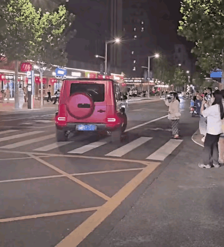 连夜回京！离得近就是好啊，自己开车🚗随时撤退[赞]
离得近就是好啊！还能随时去