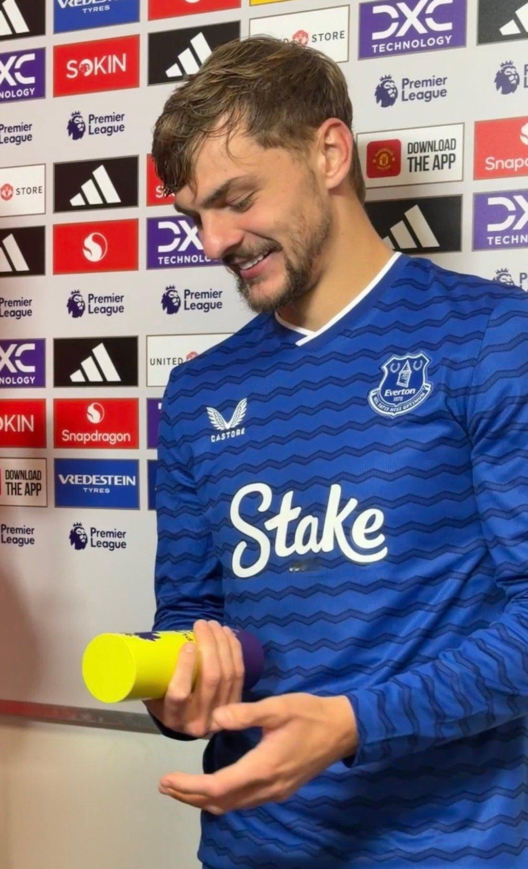 昨天全场最佳是埃弗顿的迪尤斯伯里-霍尔，我问他腿咋了，他说庆祝的时候蹭的