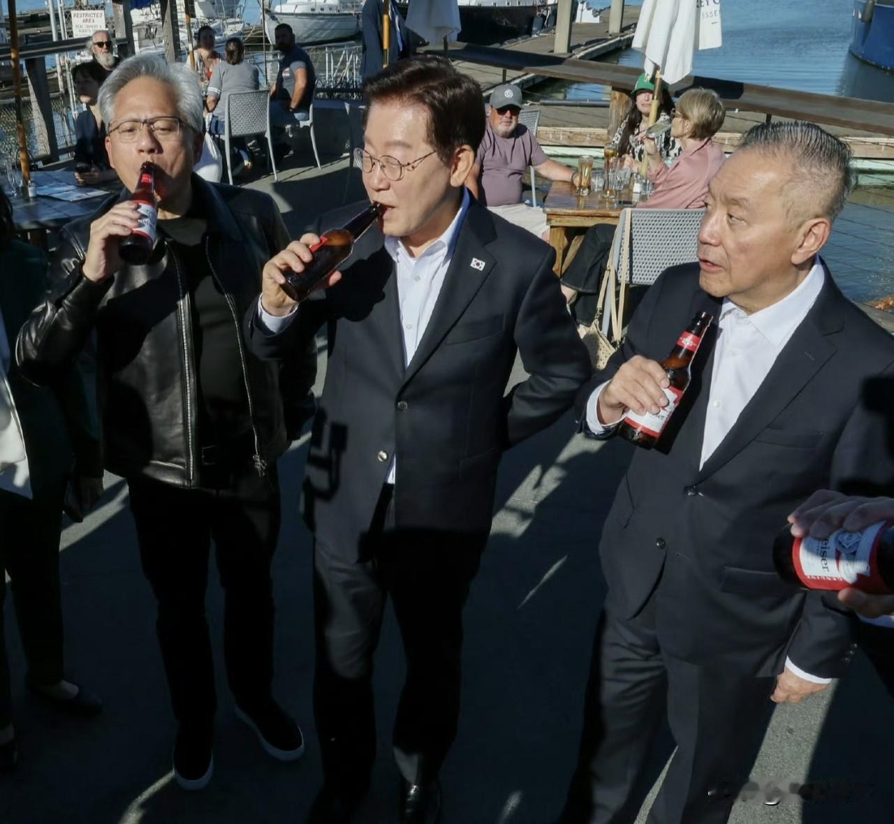 黄仁勋跟李在明、李在镕等人一起干杯哈啤，这形象大家见过吗？这是在旧金山举行的一场