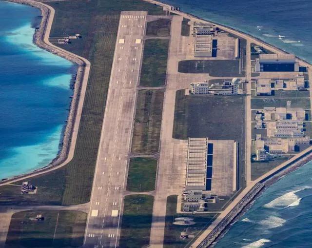 菲律宾国防部长最近乘坐 飞机登上中国南海岛礁，并在那里建立了一个非法的军营，还展