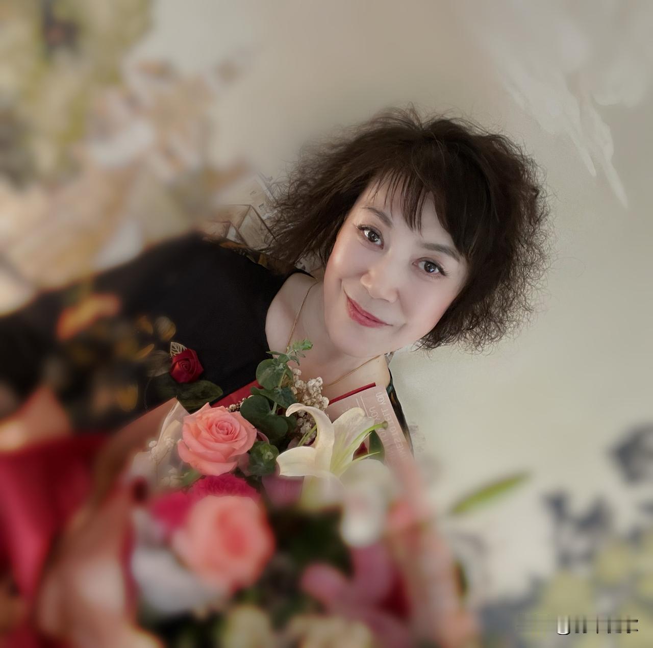 女人与花相互映衬。
花赋予女人美好，女人赋予花儿灵魂，二者共同绘就生活的温馨。为
