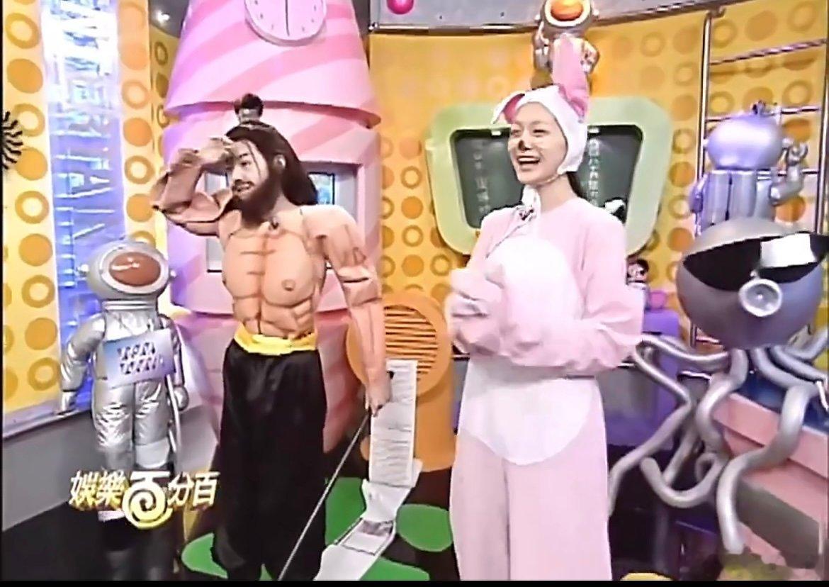 大小S刚出道时跨年晚会演冰箱 穿着冰箱造型卖力演出，人前强装欢笑，落幕之后独自崩