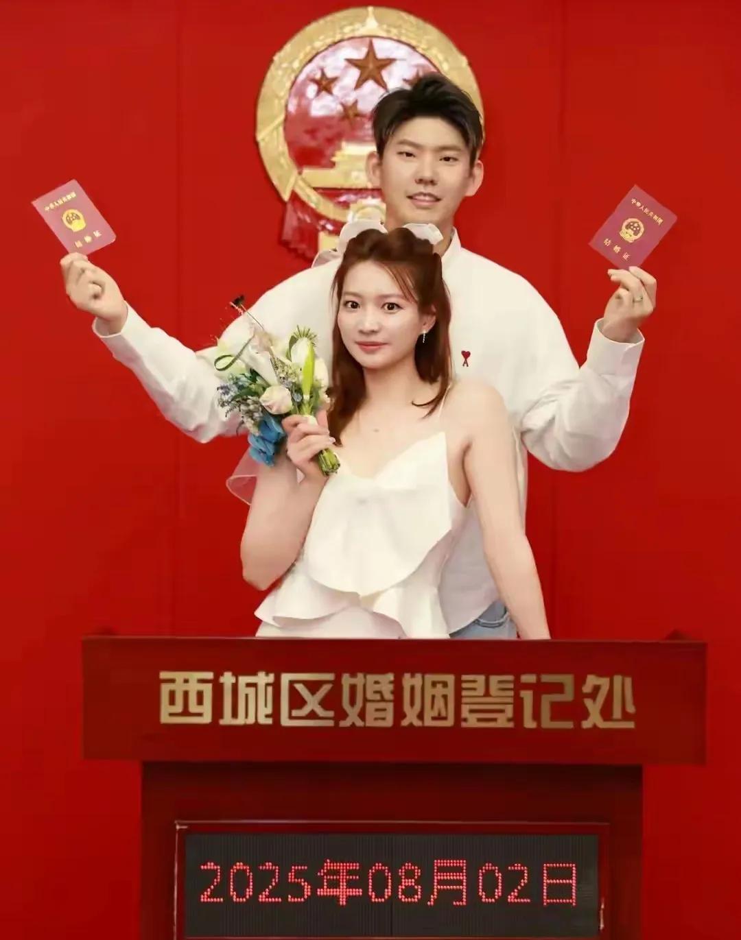 黄雅琼:
我们领证了！从今天起正式搭伙过日子！
刘雨辰:
我们领证了！今天起黄雅