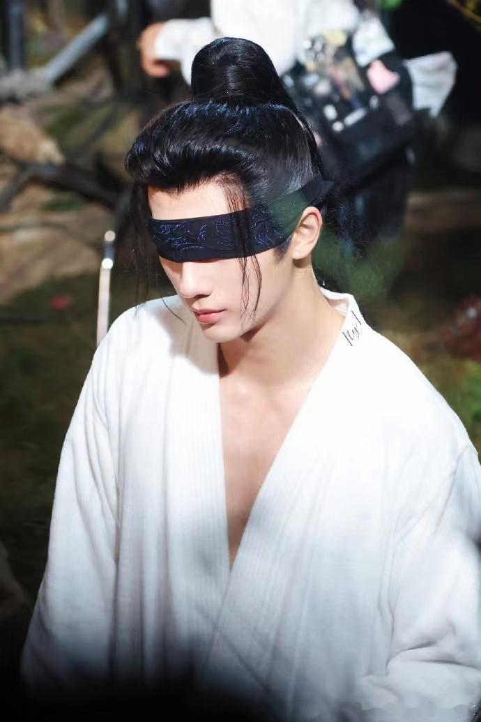 #李宏毅[超话]#粉丝怎么又在背着我悄悄吃好的...导演呢？导演！能不能让我演两