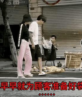 你可以不去帮助他，但是决不能欺负他，尤其是欺负一个没有双臂的残疾人，迟早会遭到报