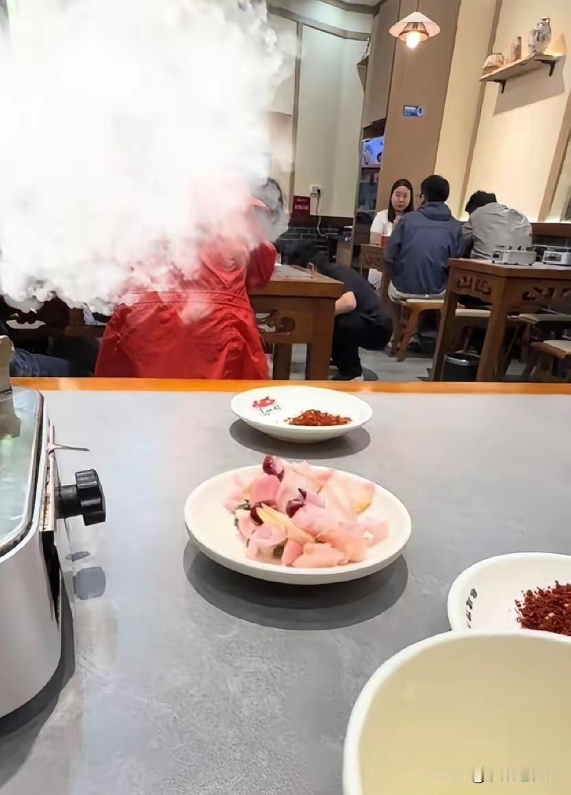 江苏有一网友发布视频，内容是餐馆内一名女顾客故意把汤水倒在地，服务员好心劝阻，结