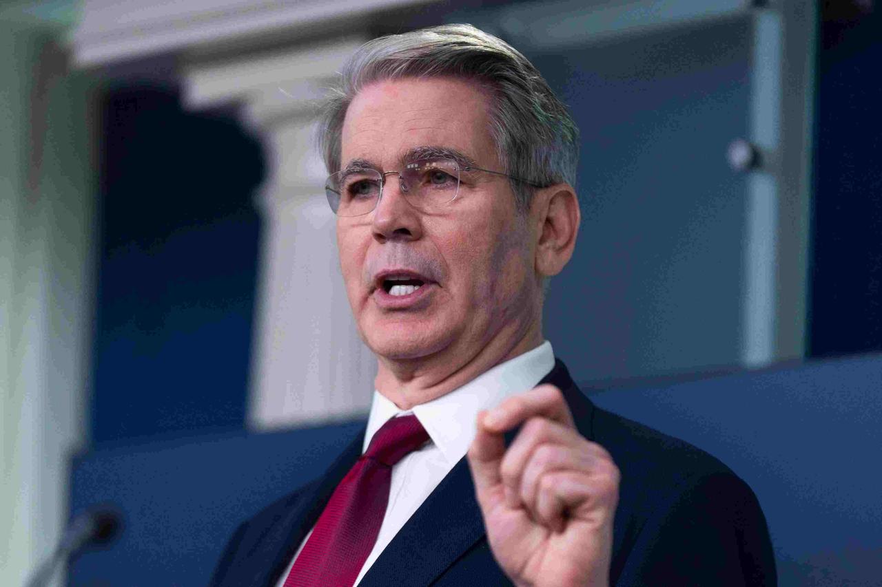 登机赴京前，特朗普暂停对华制裁，美方通告全球：中美两国是盟友
12月2号，特朗普