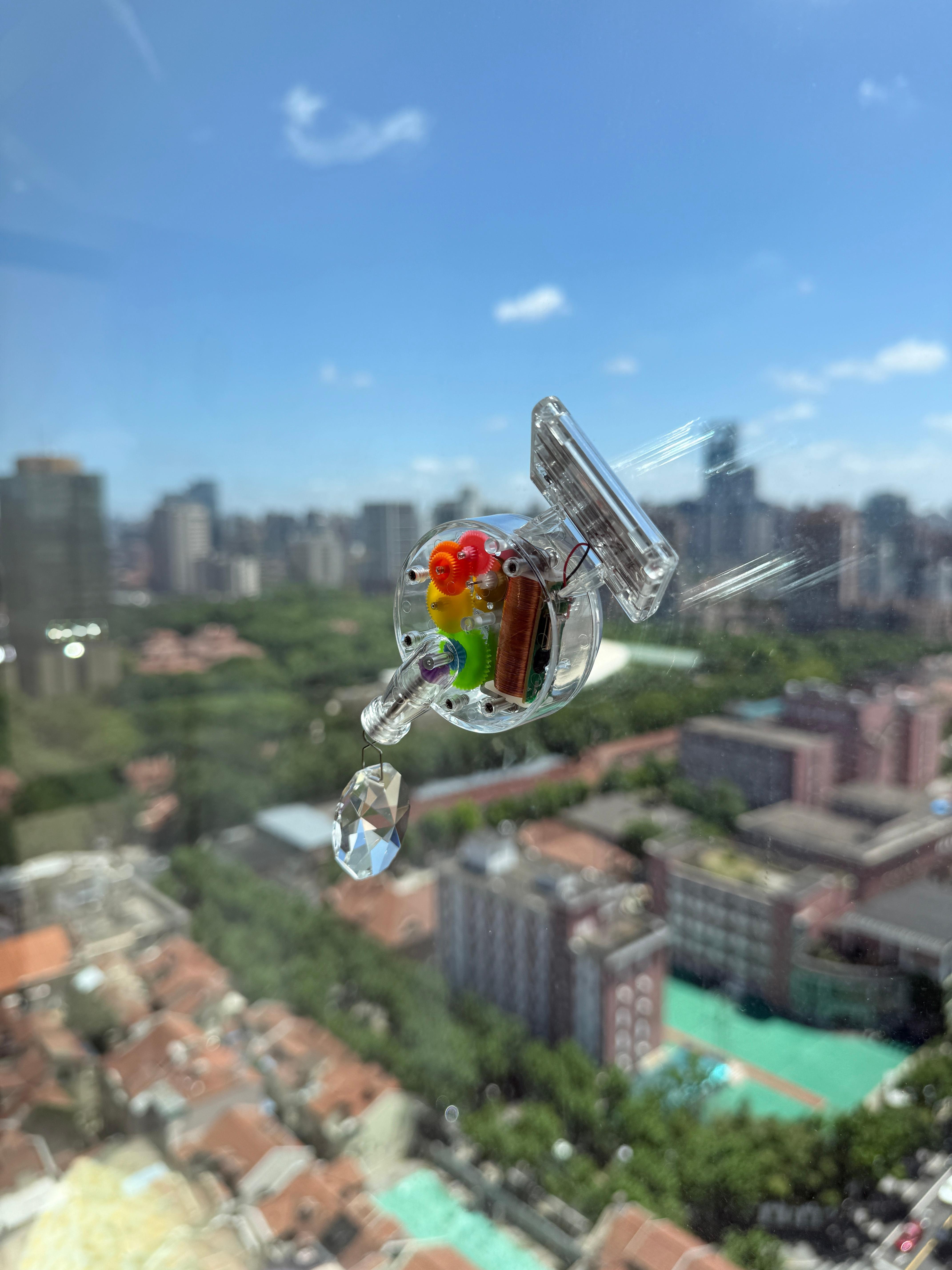 分享一下 我觉得很治愈的一个小东西  p2吸在窗上有太阳的时候 家里就一直会有这