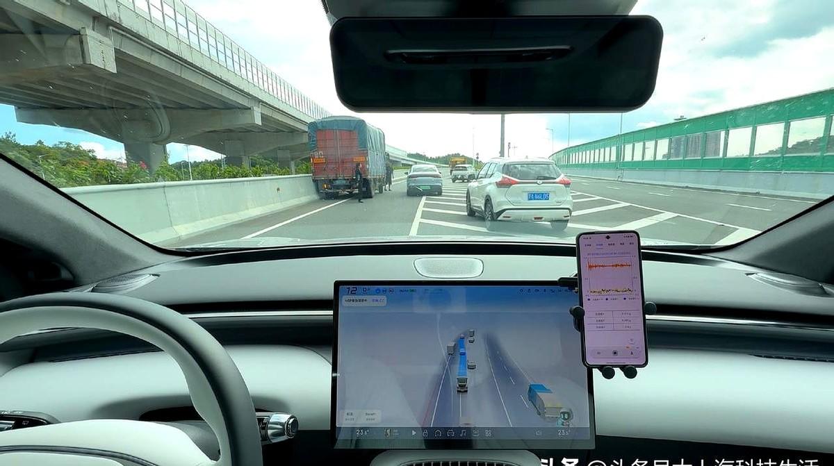 “右灯一打，它先怂了。”珠海110 km实测，小鹏G7升级VLA后，在右转前突然
