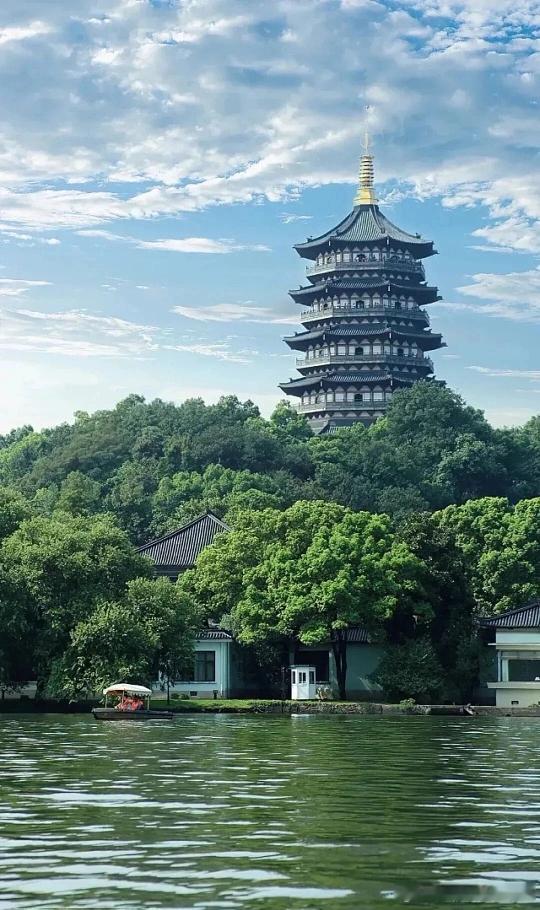 厌倦日复一日的琐碎日常，就来杭州沉浸式感受江南温柔。环湖骑行慢悠悠赏西湖水光山色
