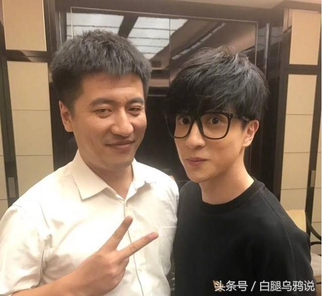 张雪峰与薛之谦合影，张雪峰笑得自信又灿烂。人生无常，看起来健康活力如他，说走就走