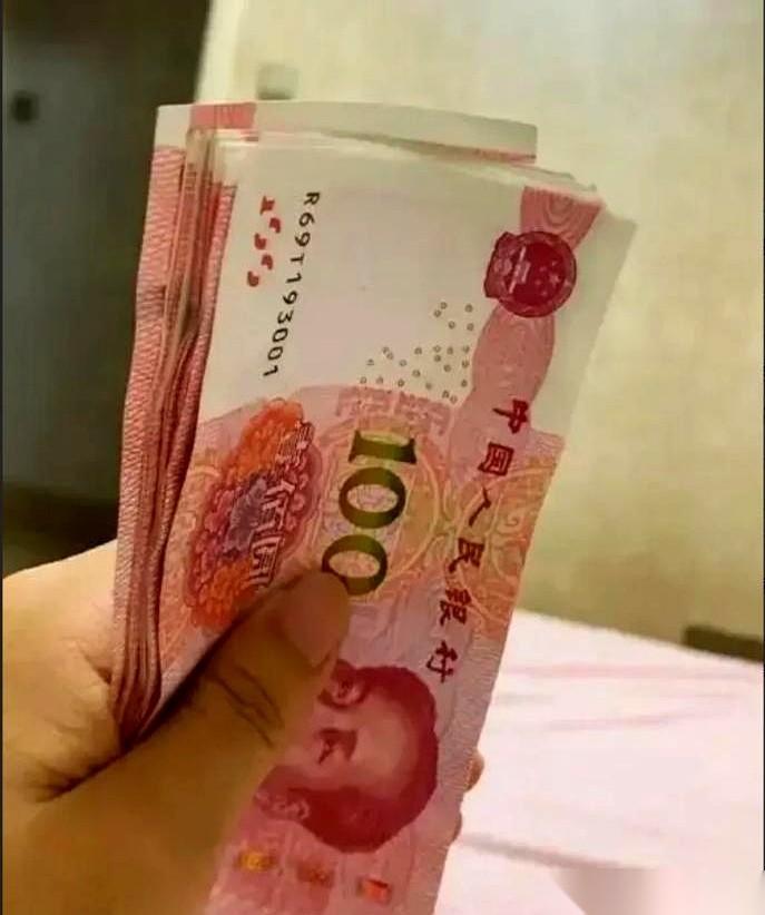 一个月4000的退休金，还没捂热，就被一个初中生“打劫”了一半。
对，我亲孙子。