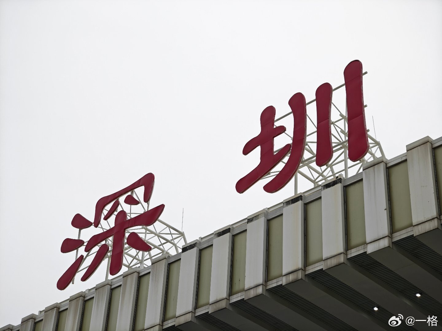 时间真快啊，上次回深圳已经是一年前了一出门氛围就来了，这么多出租等着进站。 