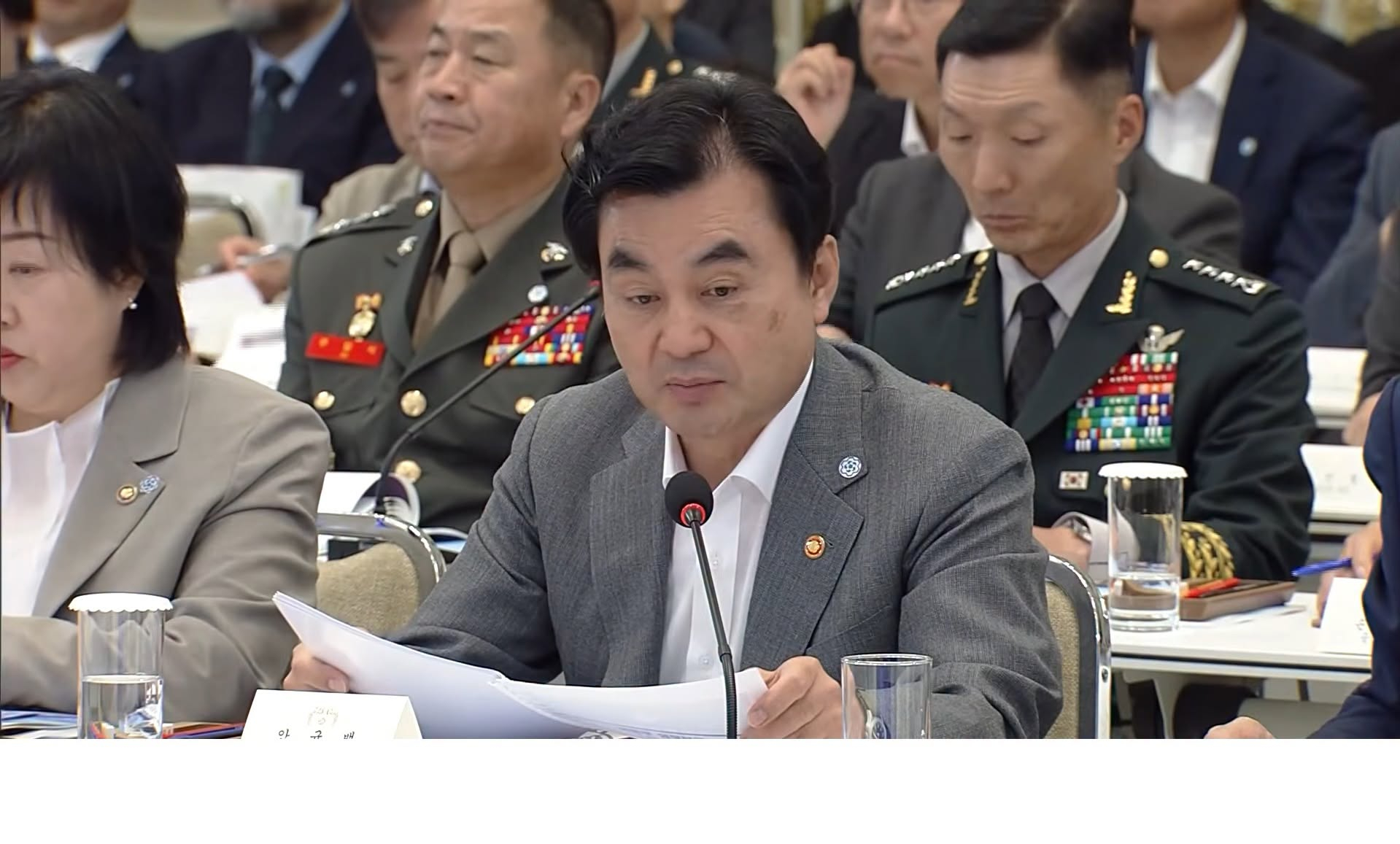 李在明：合并陆、海、空军士官学校，断绝军事政变根源。在今天韩国国防部的简报会上，