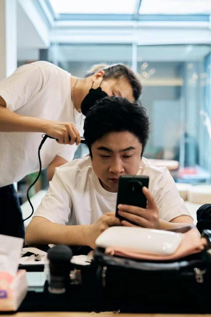 乔杉天坛奖最佳男配角 乔杉捧起天坛奖杯的那一刻，多少人跟着感慨。从喜剧小舞台到大