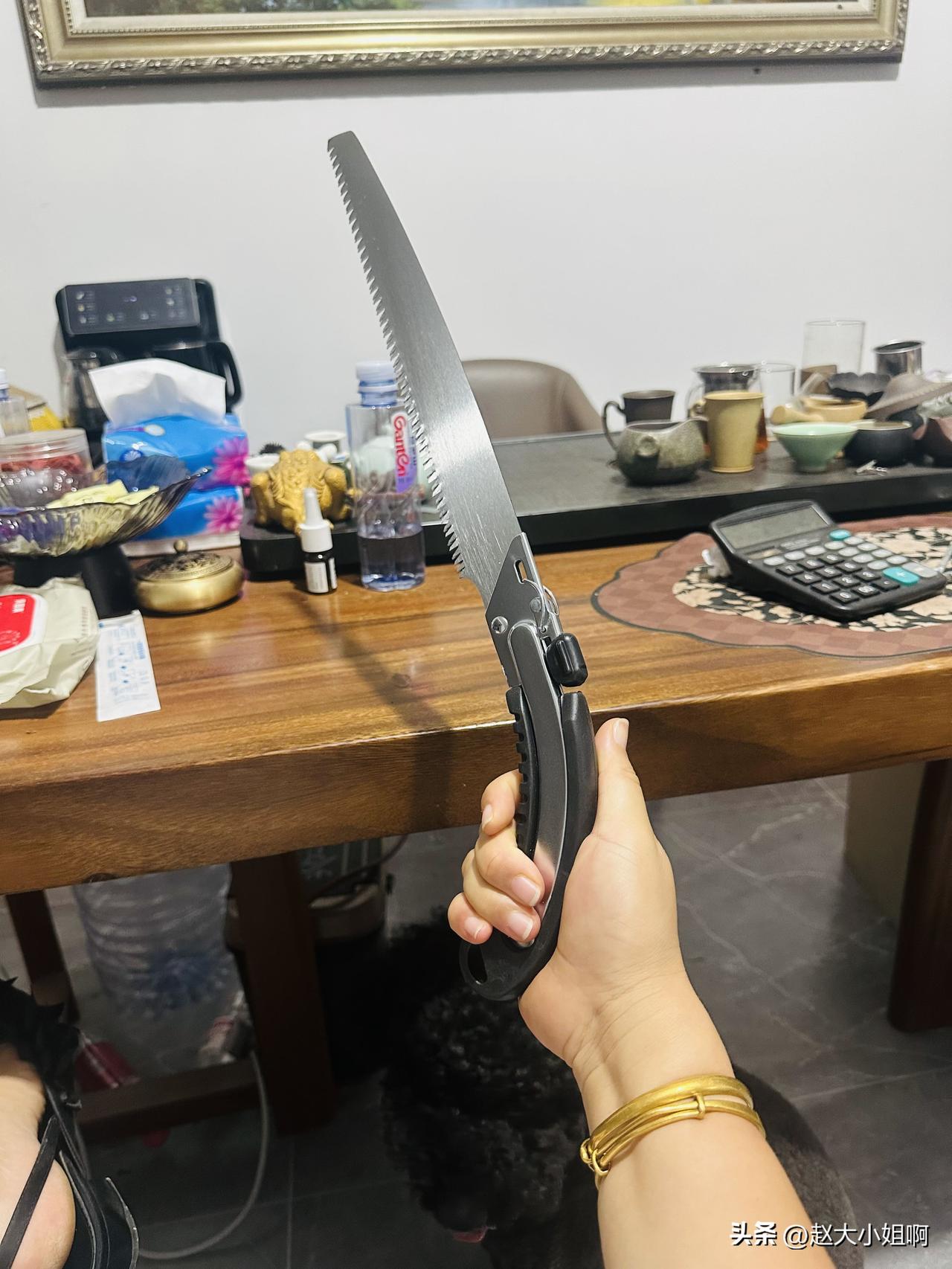 老爷们买了两把新钢锯。
锃明瓦亮的。
你们猜拿着这把钢锯我在想什么？
我对那个嘴