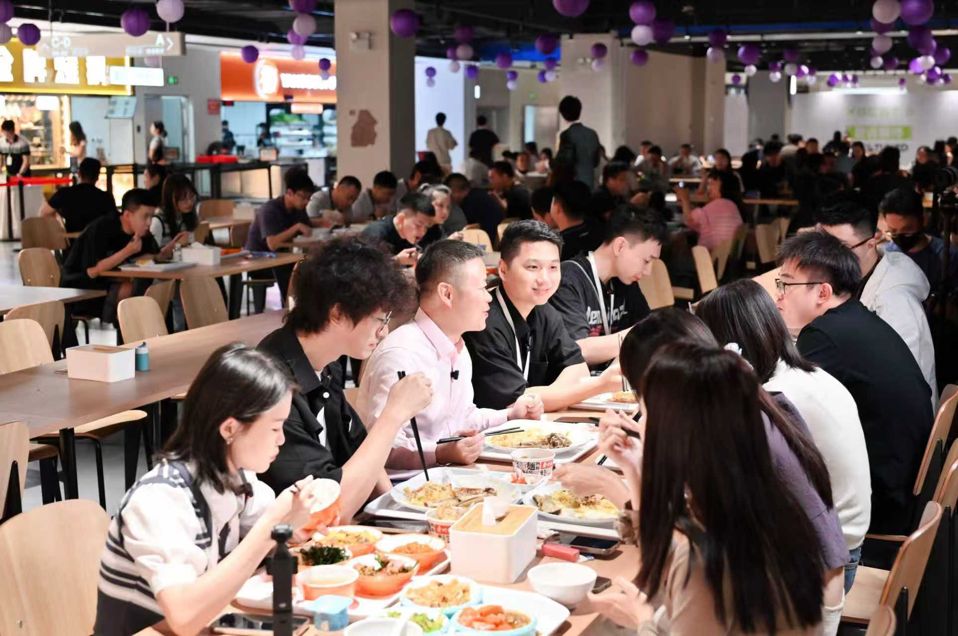 上大学羡慕人家大学食堂，上班了羡慕人家单位食堂….命运系弄大馋猪何小鹏称新总部食