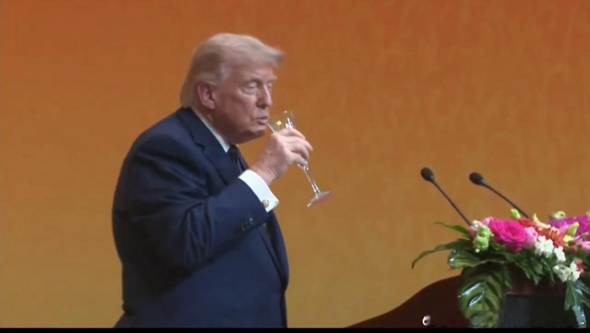 【黄金时代】川普为中美友谊破例喝了口酒！请注意川普不喝酒，他是禁酒的！！！（图片