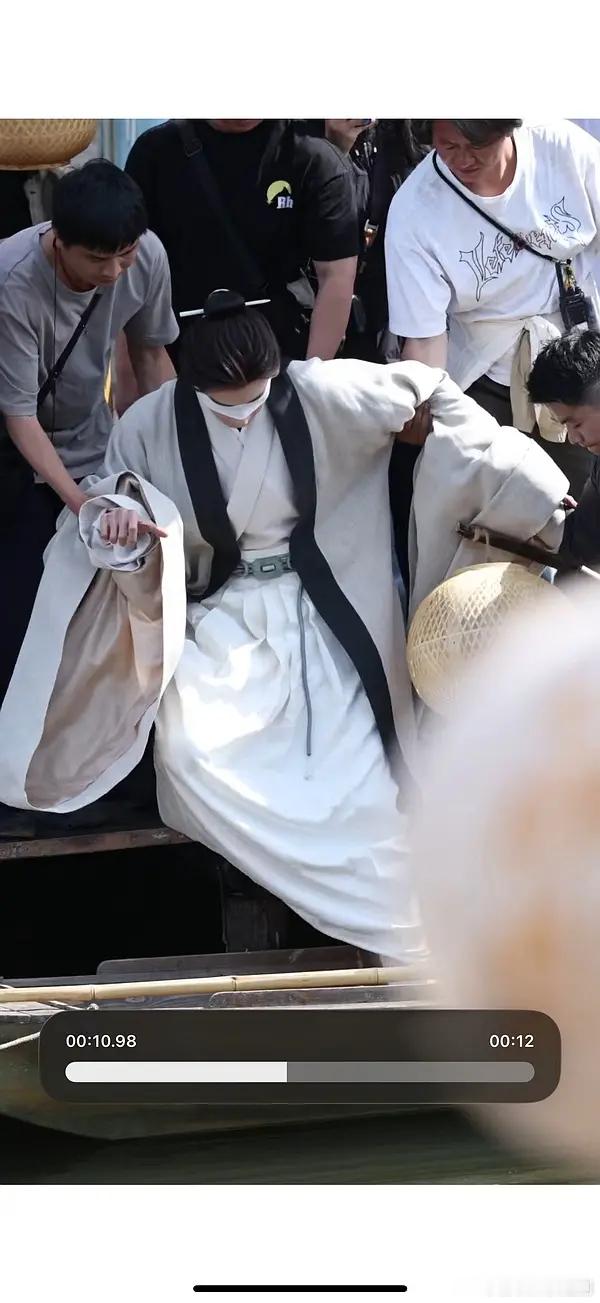 陈星旭演柔弱小白花太违和？反倒有种破碎感拉满的反差张力。 
