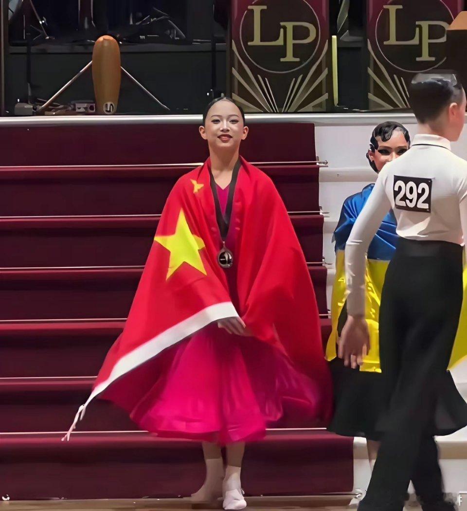 孙俪女儿长相曝光，长得也太像邓超了，尤其这下拉的嘴角，不如妈妈孙俪清秀……孙俪女