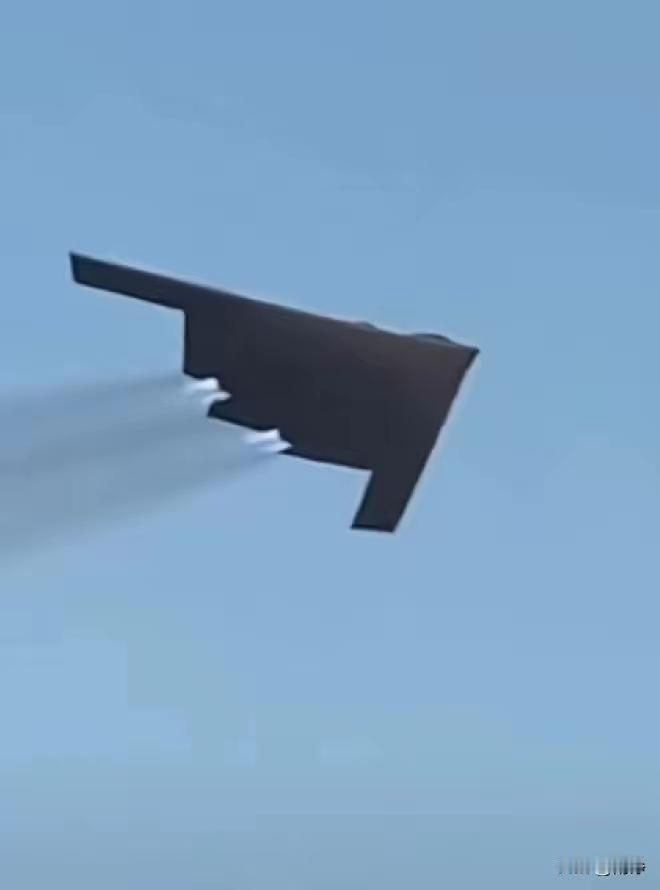 水分子这个图片如果是真实的，可信度应该是目前最高的。
真假难辨，吊足胃口，一年一