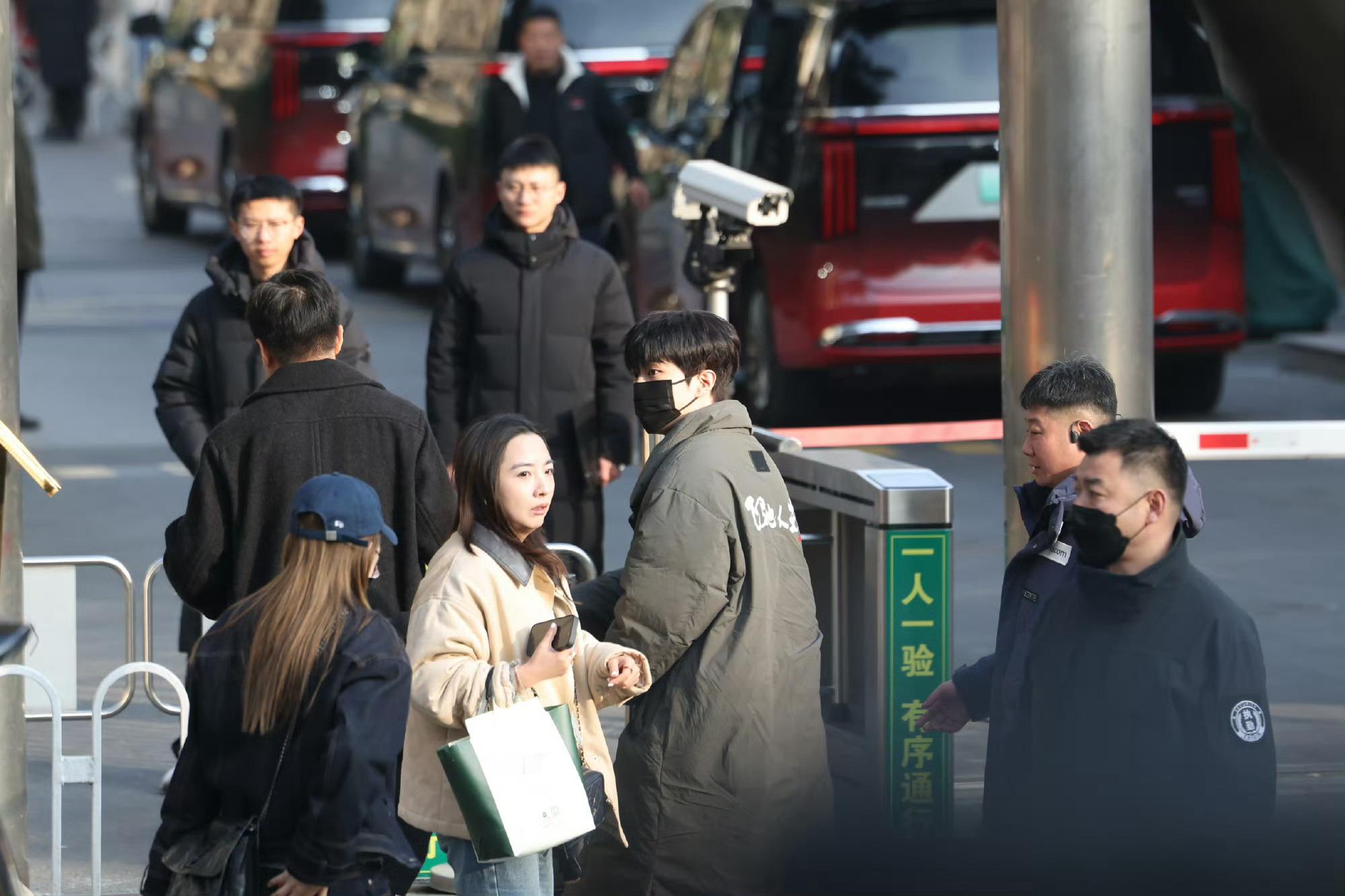 张新成胡先煦沙溢范丞丞春晚后台找沈腾 笑不活了🤣 赛车手秒变综艺咖组团寻腾哥，