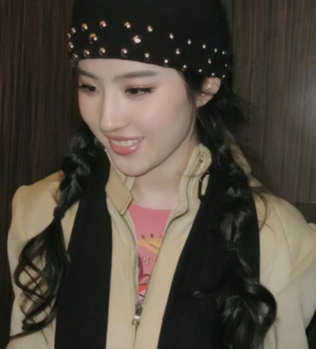 #刘亦菲y2k风旧照##刘亦菲千禧风旧照# 刘亦菲y2k风旧照，好多没见过的漂亮