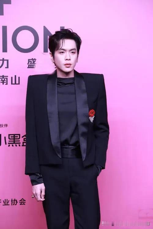 张若昀的这身衣服，给我笑死了哈哈哈😊！！！！
我从没见过这么方的肩膀[捂脸]