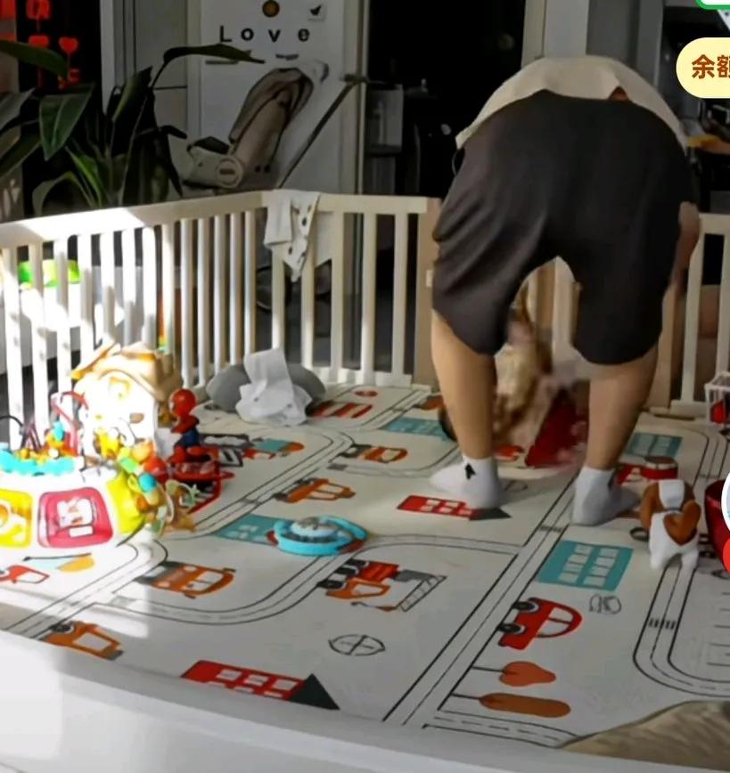 爸爸抱七个多月大的宝宝不慎将孩子跌落，不到半米高的高度，竟将孩子锁骨骨折，医生称