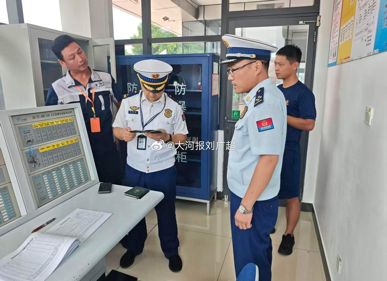 为全面夯实辖区工业企业消防安全根基，连日来，漯河市经开区消防救援大队聚焦隐患排查