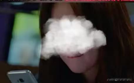 西藏拉萨，男子迷上了一女子，主动添加为好友还跟对方热聊，后来女生也很主动的弹来了