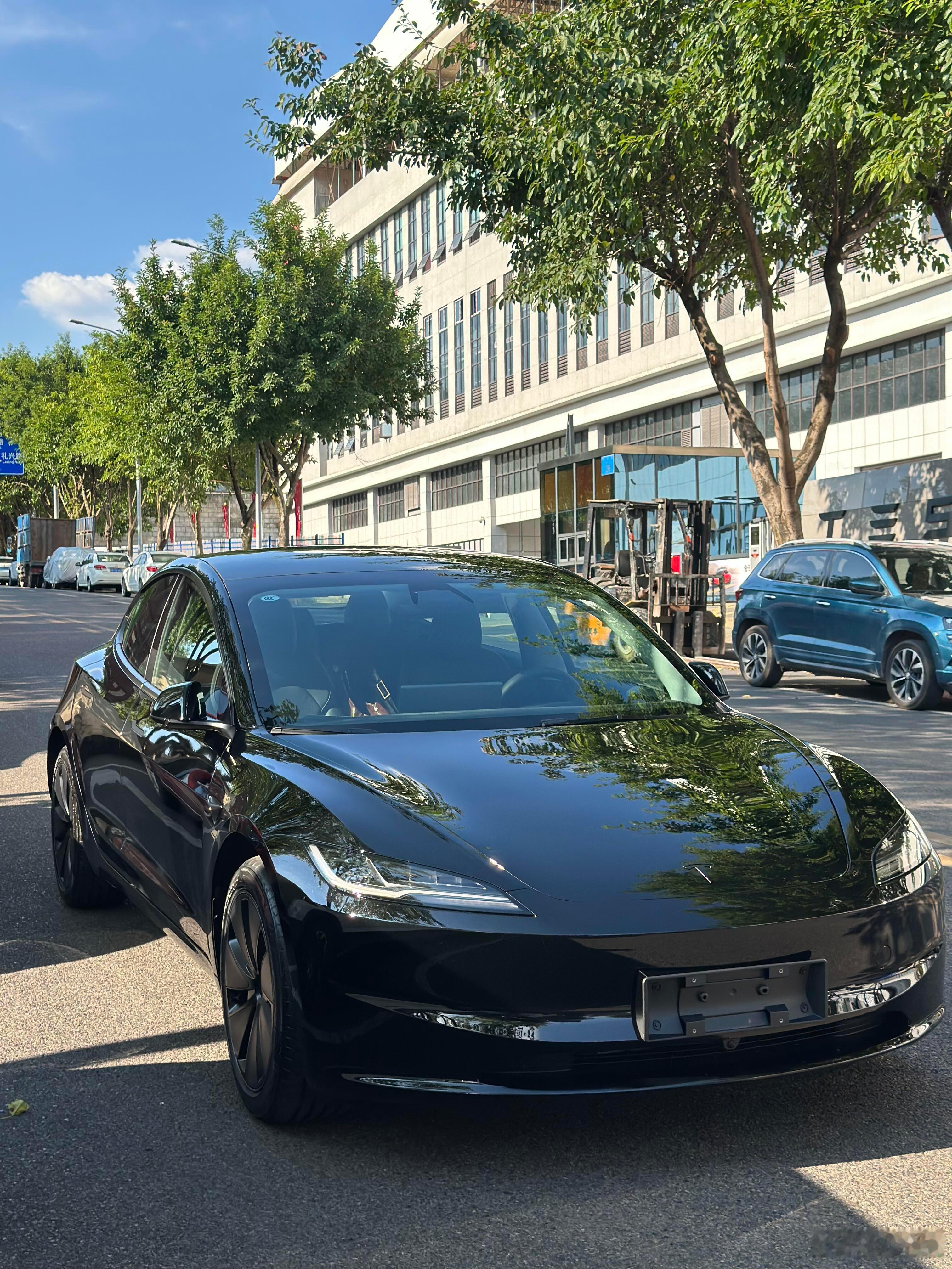 我怎么会有这么酷的车，每次坐进去都忍不住笑出来。当初选颜色那阵子，真是纠结得要命